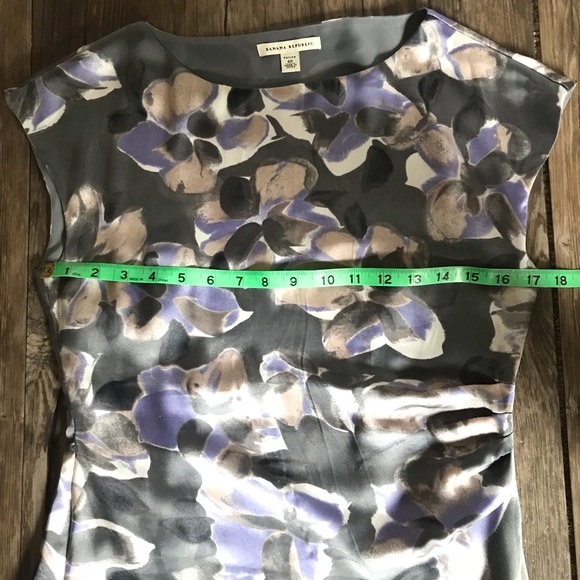 BANANA REPUBLIC Sleeveless Silky Flowered Top Grey Purple - Picture 5 of 10